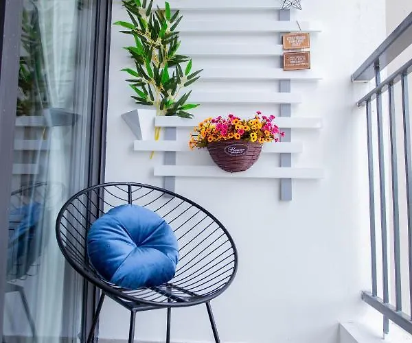 Apartment House & 1-5 Mins Access